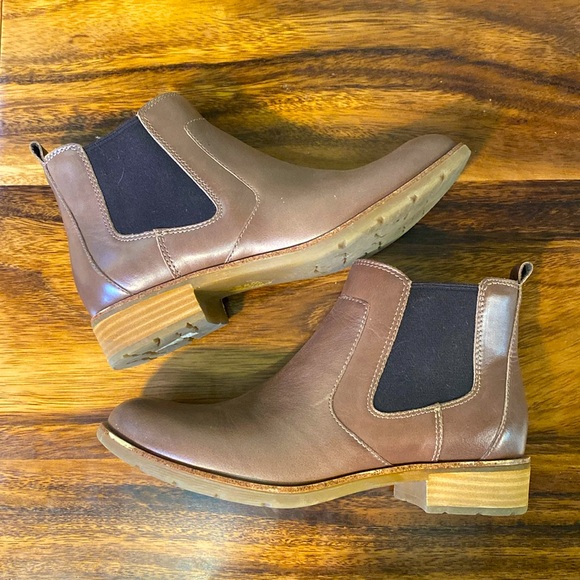 Women’s Sofft brown leather ankle boots. Cute fall slip on boot. - Picture 2 of 9